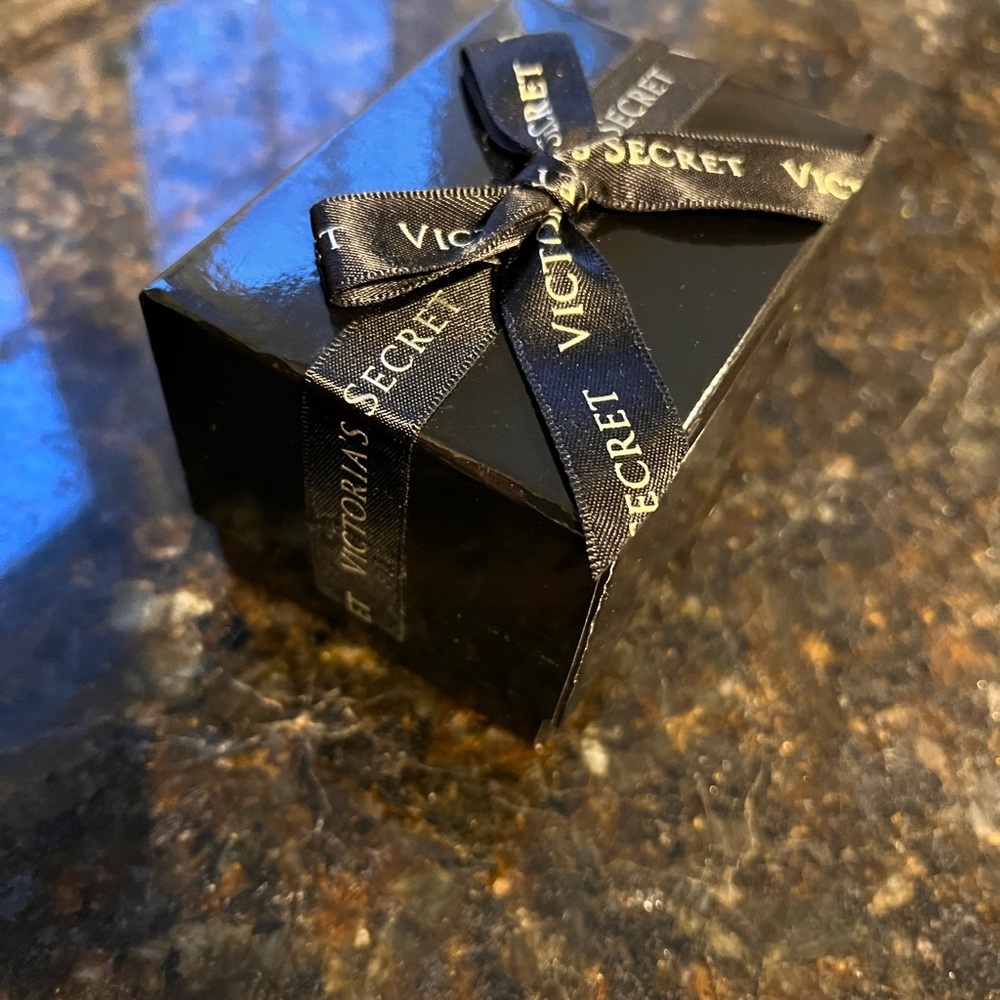 Victoria’s Secret Gold Crystal Studded Cuff NIB Gift Box Statement Bracelet​ - Picture 6 of 14